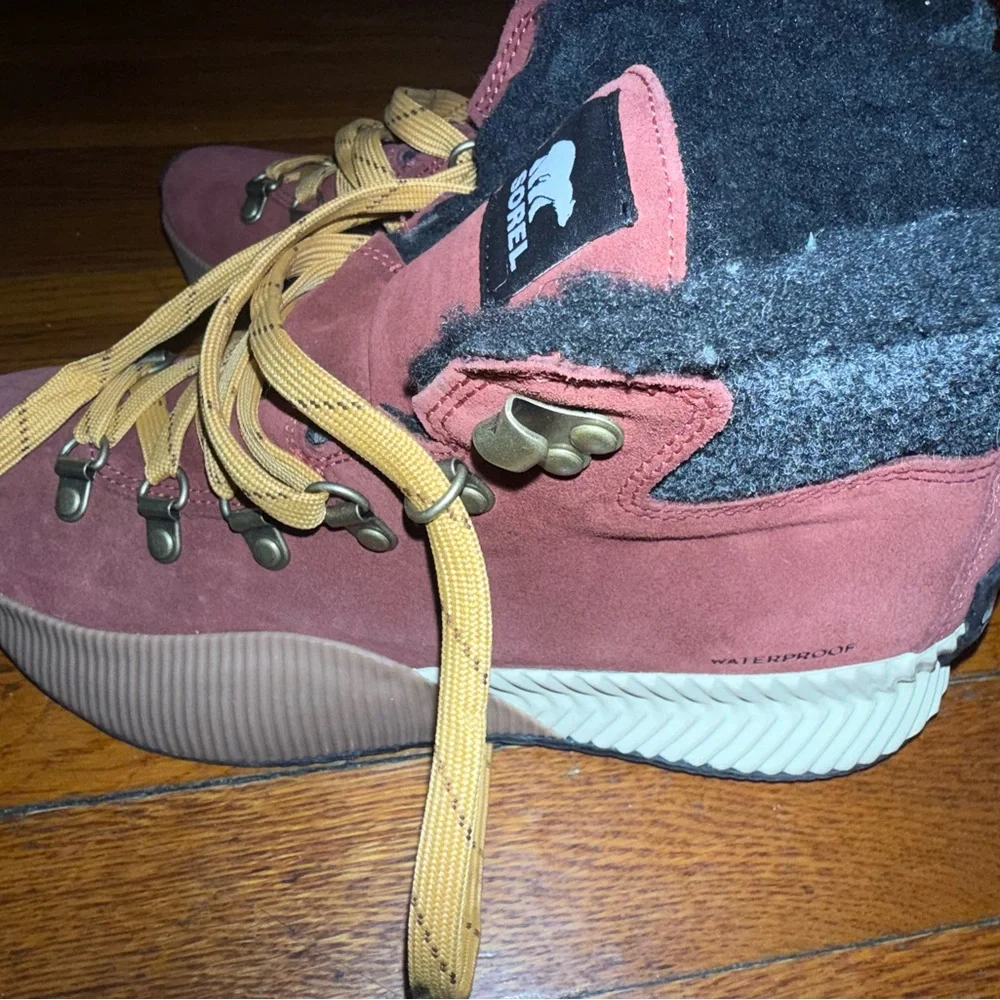 Sorel “In & Out” Waterproof Boots  Size 9 NWT